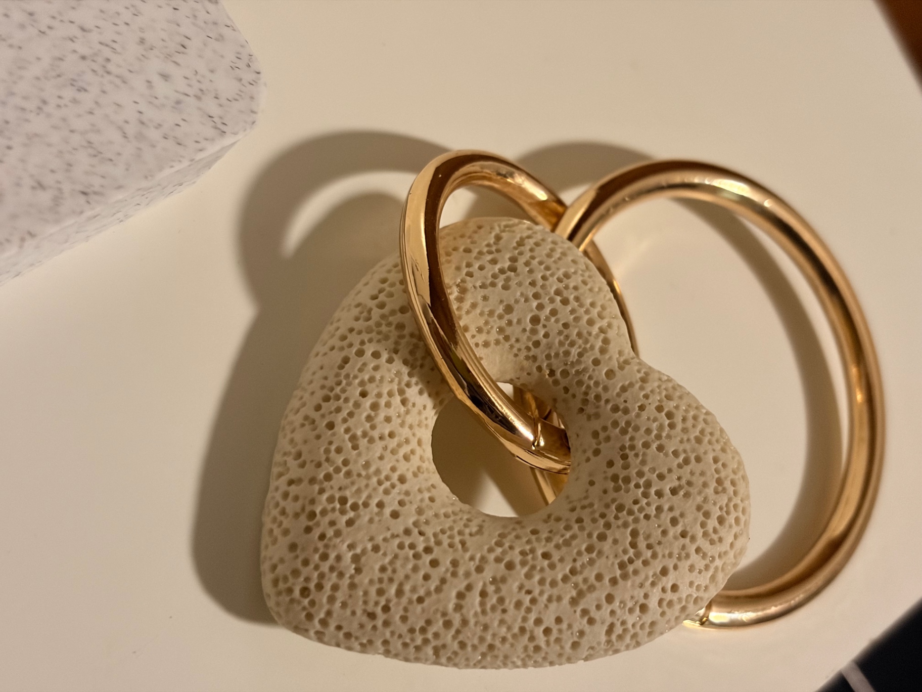 Vista cenital de Mine Corazón Bone White con aros Oro Sereno