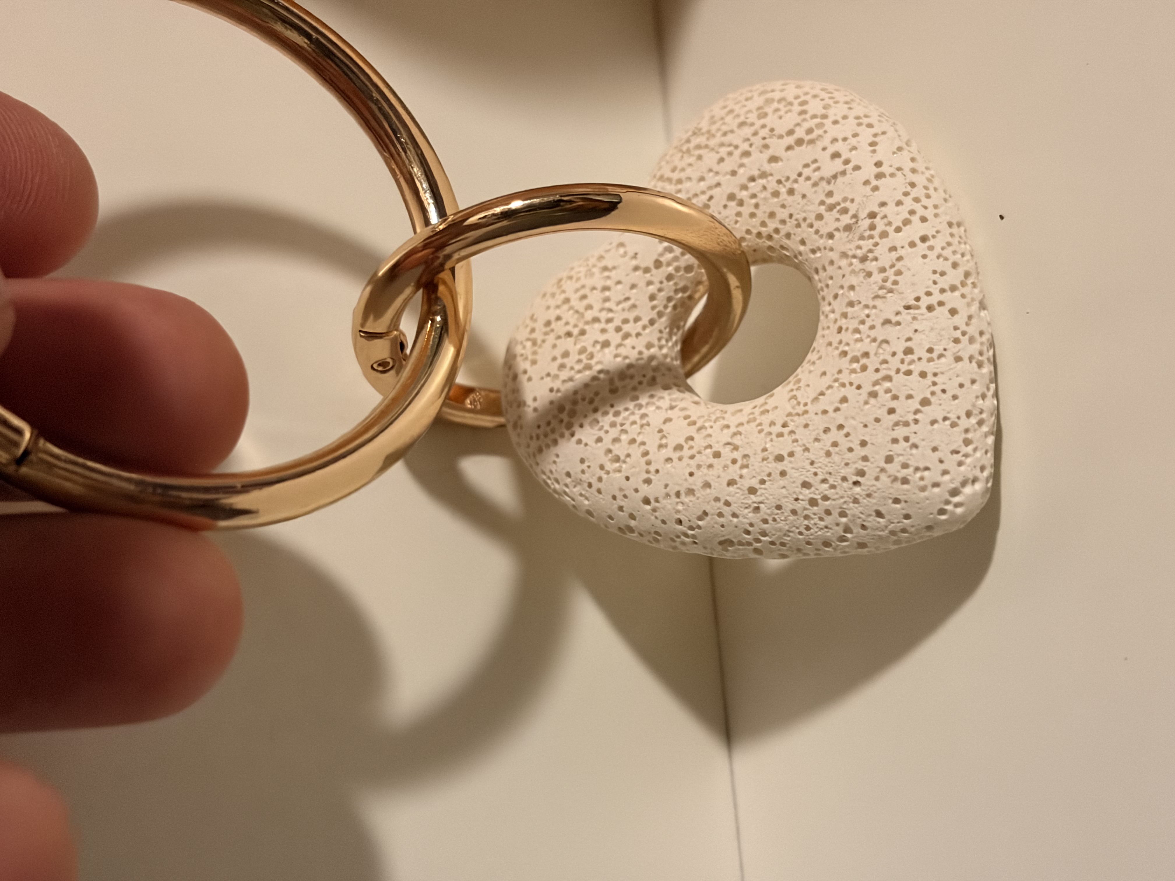 Mine Corazón Milk White en piedra porosa con herraje Oro Sereno