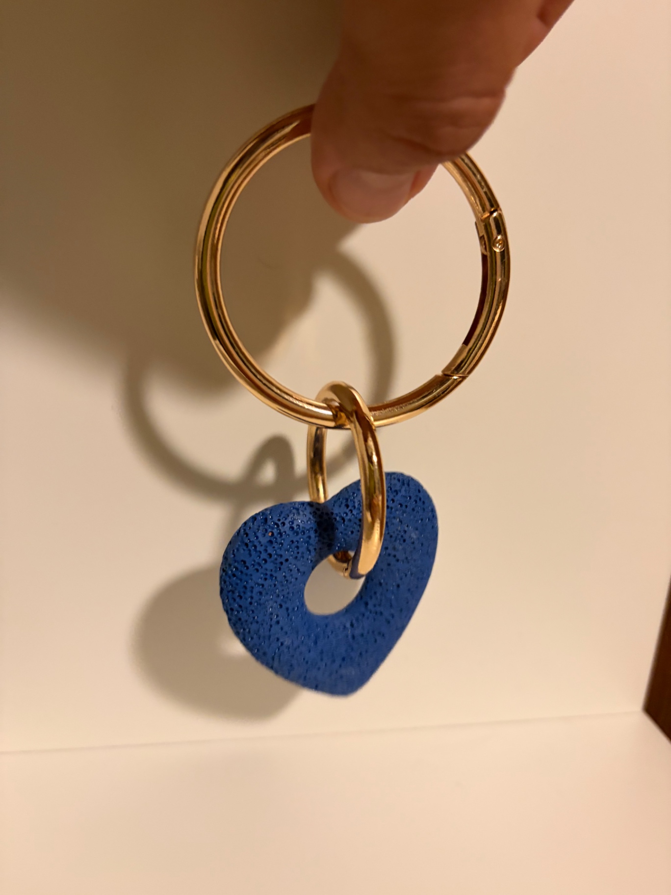 Mine Corazón Cobalt Blue en mano con aros Oro Sereno