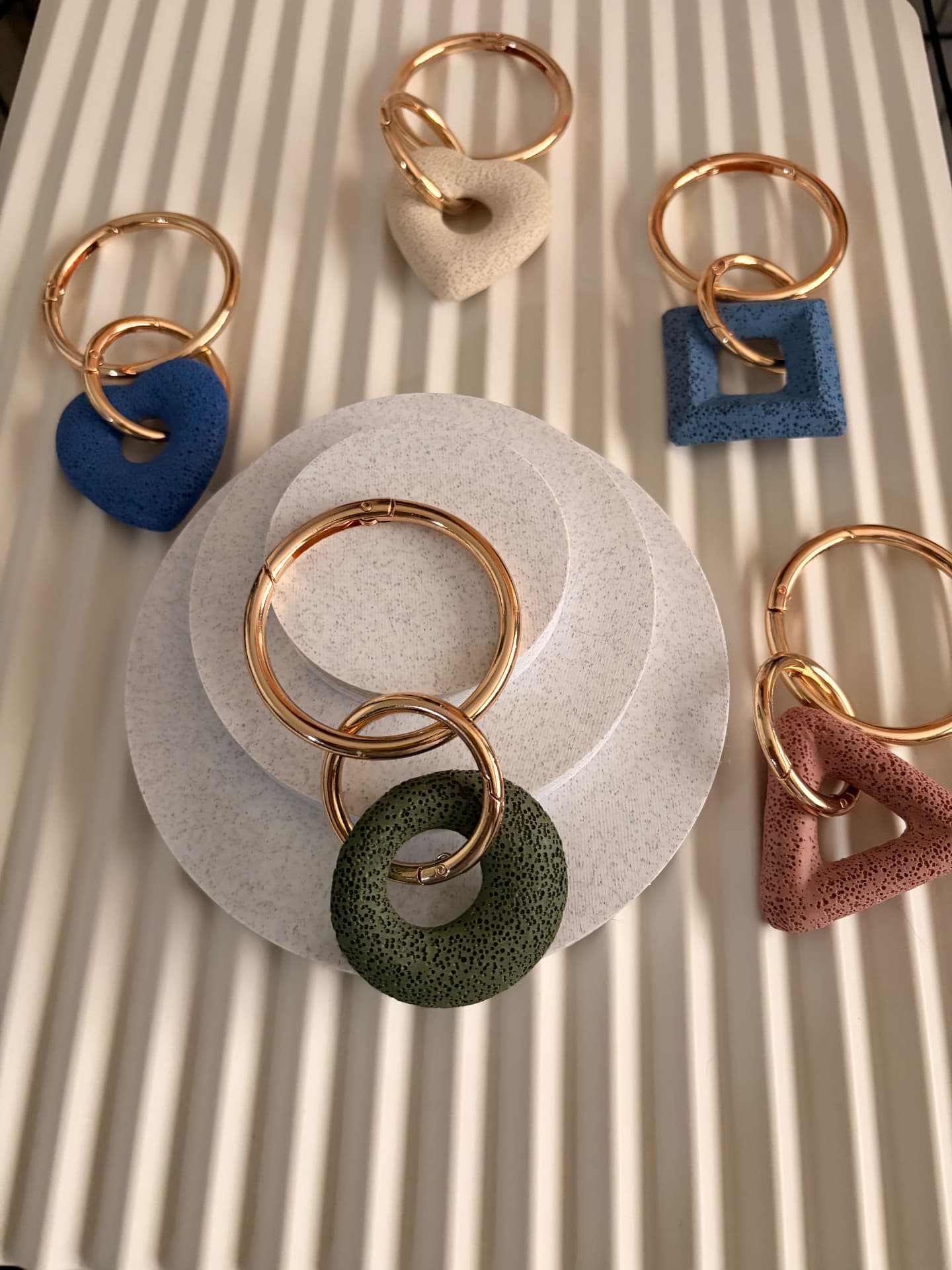Colección Mine de Sömi en piedra y acabado Oro Sereno