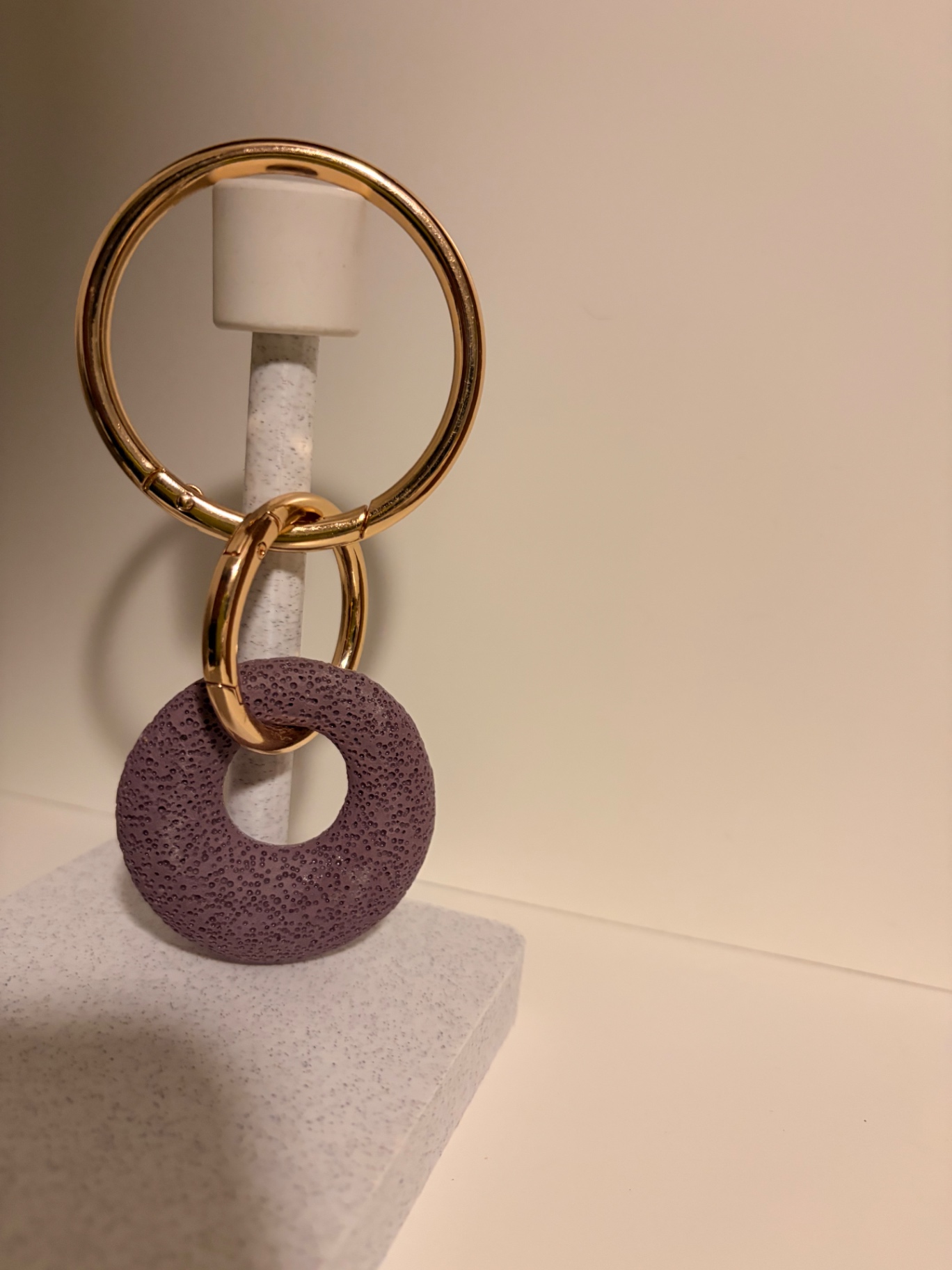 Mine Círculo Lavender en pedestal de exhibición
